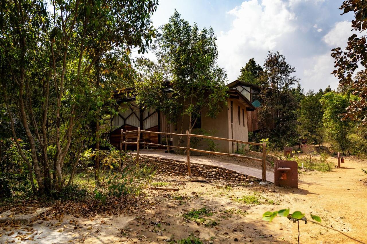 Kanha Jungle Camp エクステリア 写真