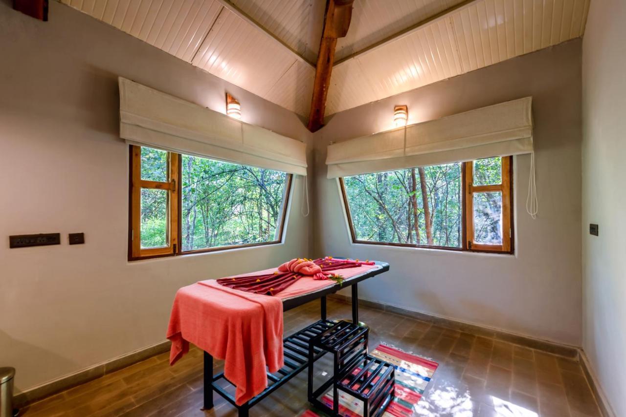 Kanha Jungle Camp エクステリア 写真