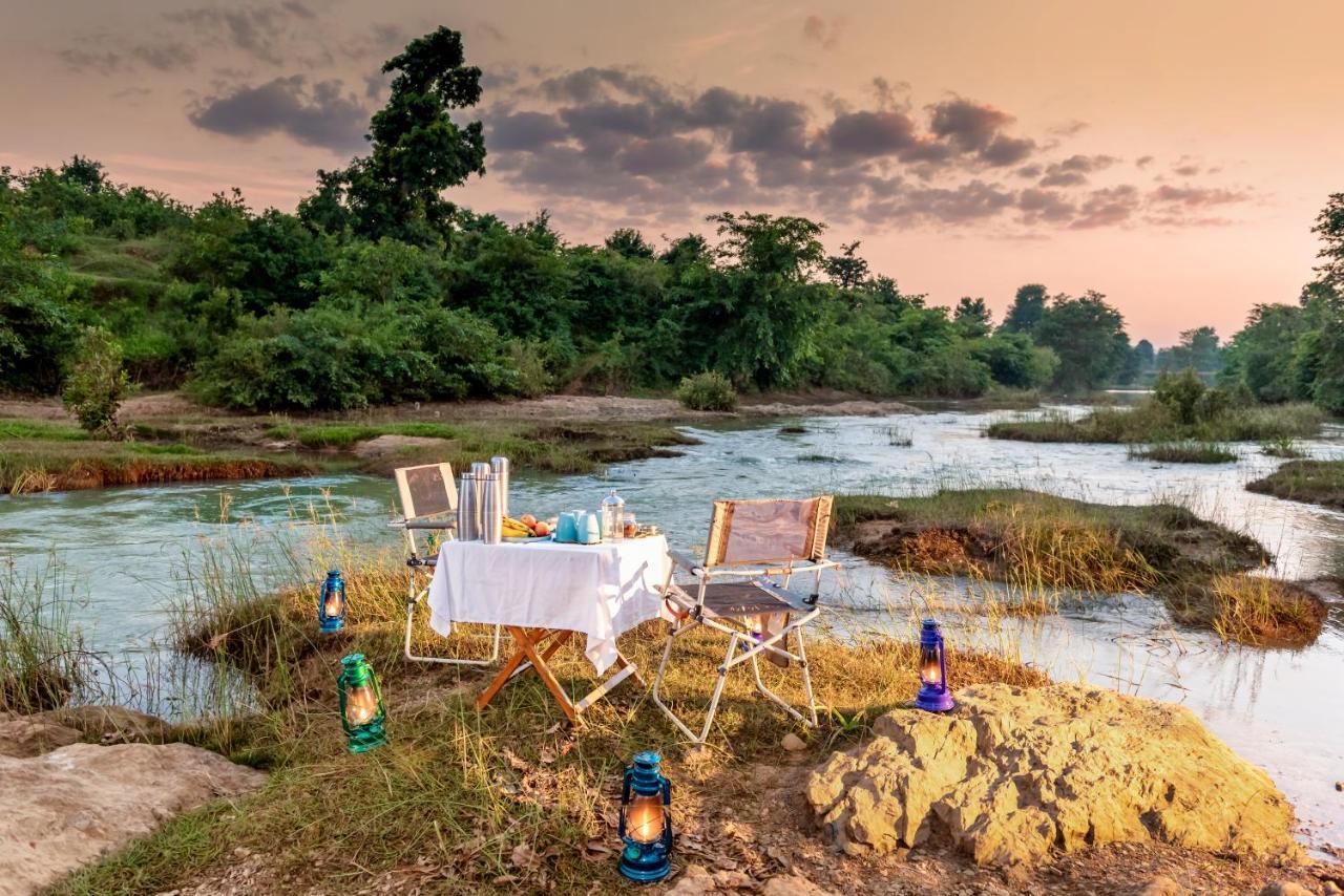 Kanha Jungle Camp エクステリア 写真