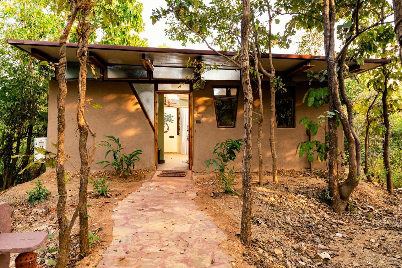Kanha Jungle Camp エクステリア 写真
