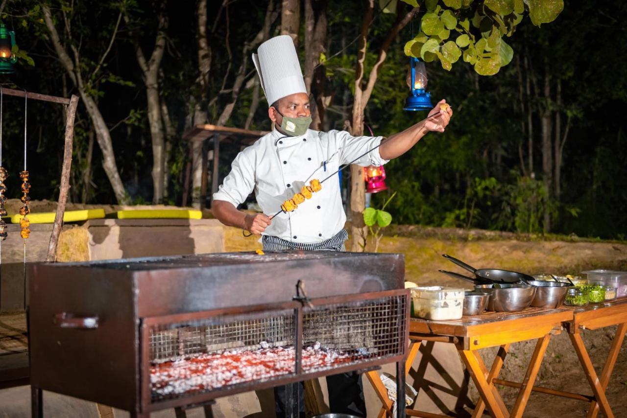 Kanha Jungle Camp エクステリア 写真