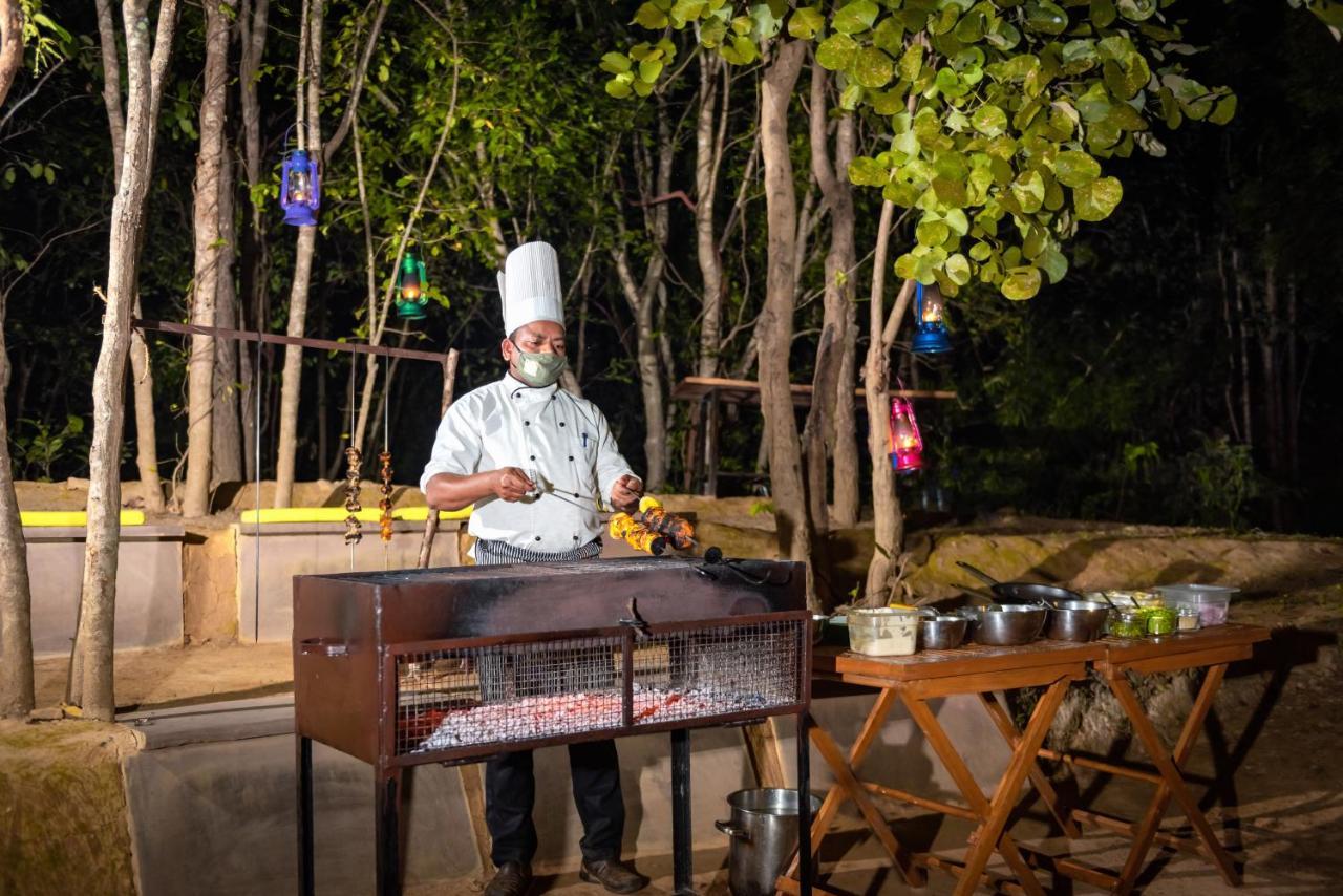 Kanha Jungle Camp エクステリア 写真
